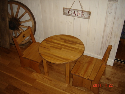 今年8番目の木工、お子様用CAFEテーブルセット