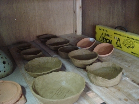 粘土で野焼きで器作り　君も縄文人？！