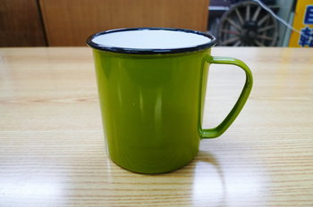 琺瑯製のマグカップ