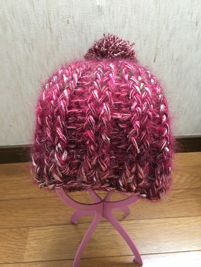 引き揃え糸で編んだポンポンつきニット帽子 引き揃え糸で編んだポンポンつきニット帽子