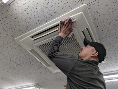 ◆ 天井埋め込みエアコンのクリーニング作業 ◆