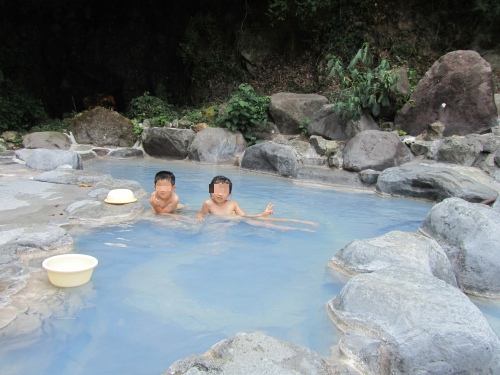 別府の青い温泉