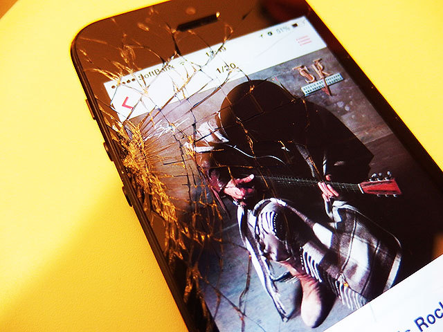 iPhone5、落として割れてガッサガサ iPhone5、落として割れてガッサガサ