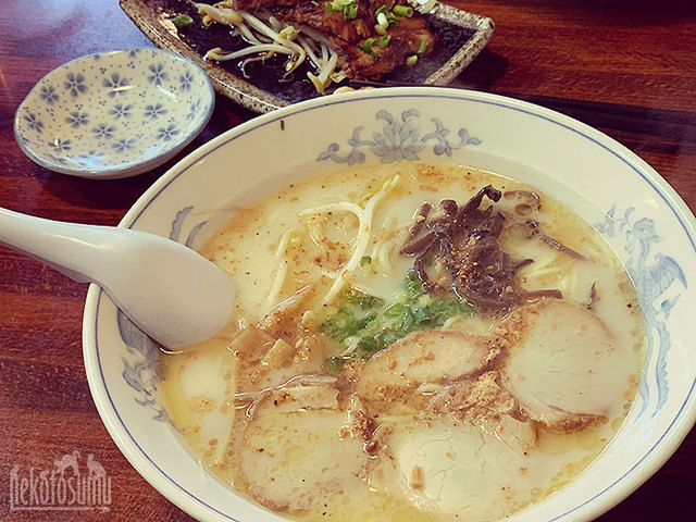 「こむらさき」でラーメンをすすります〜♪