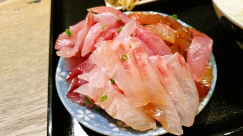 ★福岡ランチ・特盛り爆盛りモリモリな海鮮丼！！「魚助食堂」★