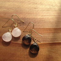 スモーキークォーツとローズクォーツの一粒ピアス。