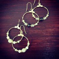 天然石のぶら下がりフープピアス。
