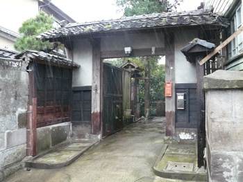 雨の中、まちあるき-2
