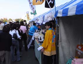 浦安市民祭りにて小学生企業家たちがグッズ販売！